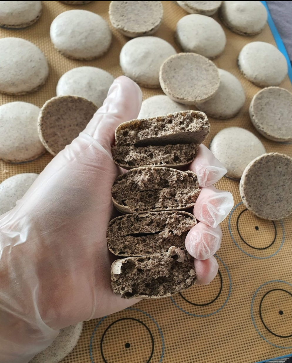 15 Macarons ongevuld (30 schelpen).