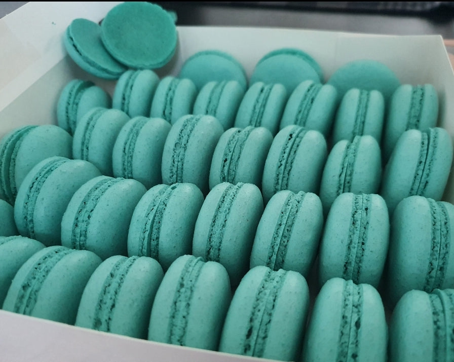 15 Macarons ongevuld (30 schelpen).