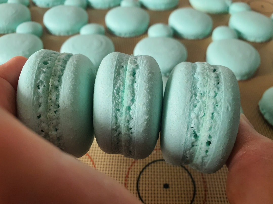 15 Macarons ongevuld (30 schelpen).