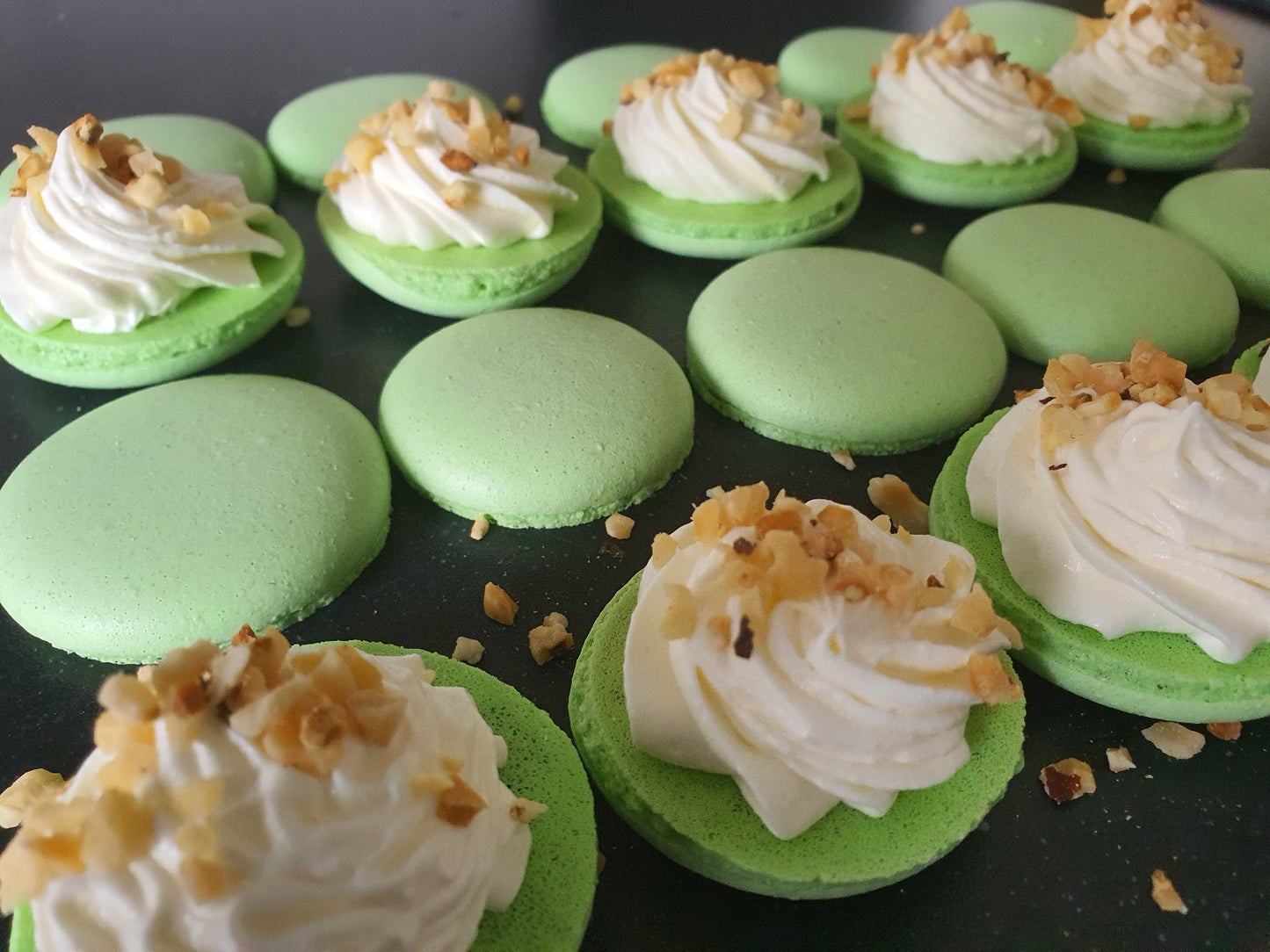 15 rijkgevulde macarons naar keuze.