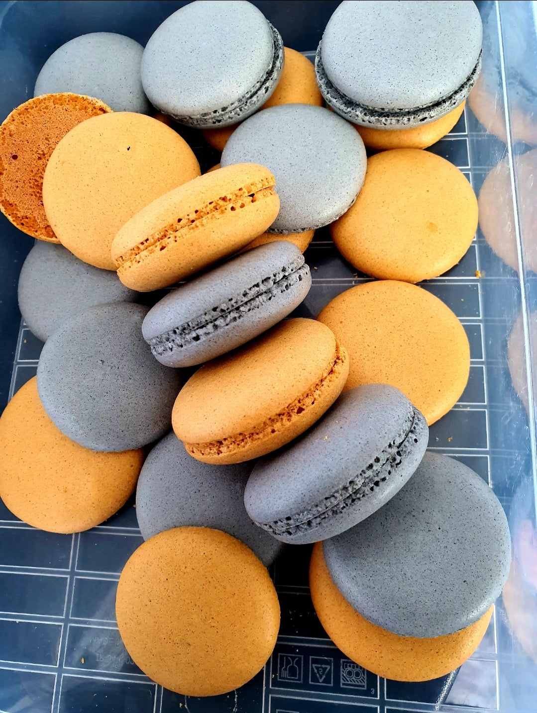 15 Macarons ongevuld (30 schelpen).