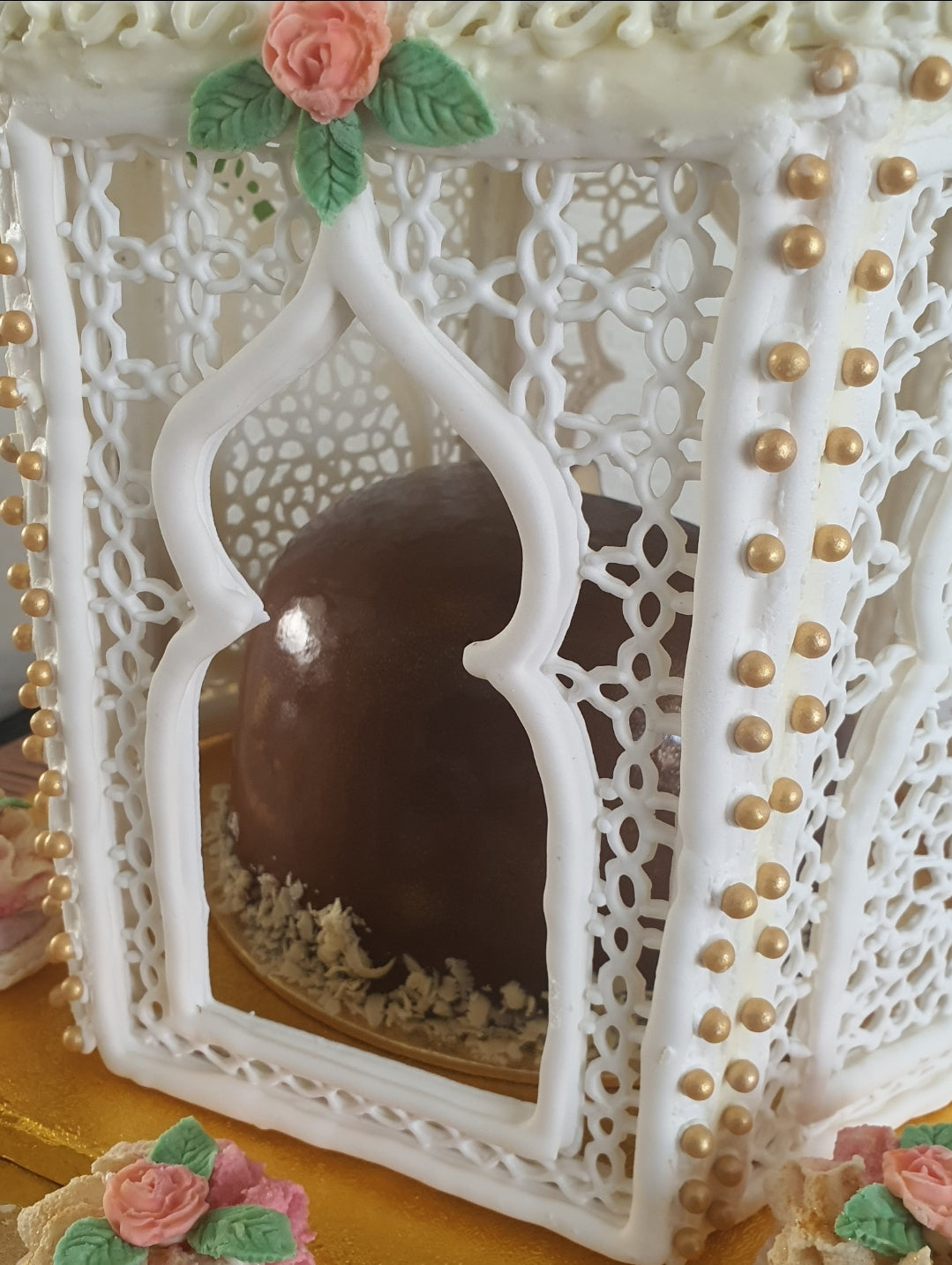 Uniek royal icing pronkstuk met chocolade spiegelglazuur taart