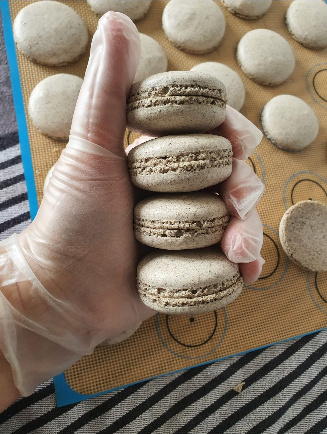 15 Macarons ongevuld (30 schelpen).