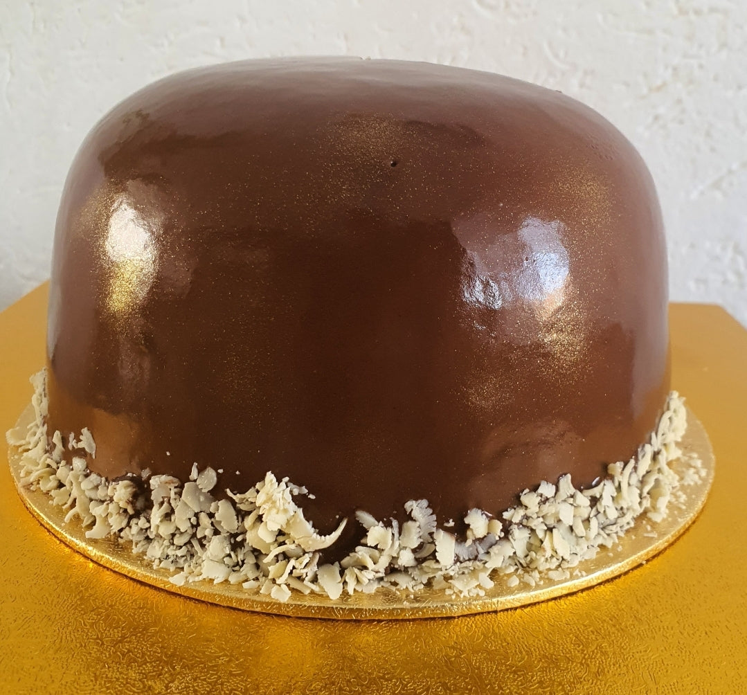 Uniek royal icing pronkstuk met chocolade spiegelglazuur taart