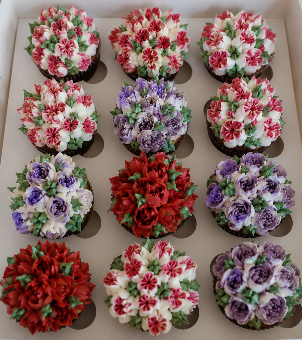 XL cupcakes, rijkgevuld en gedecoreerd met zefir bloemen