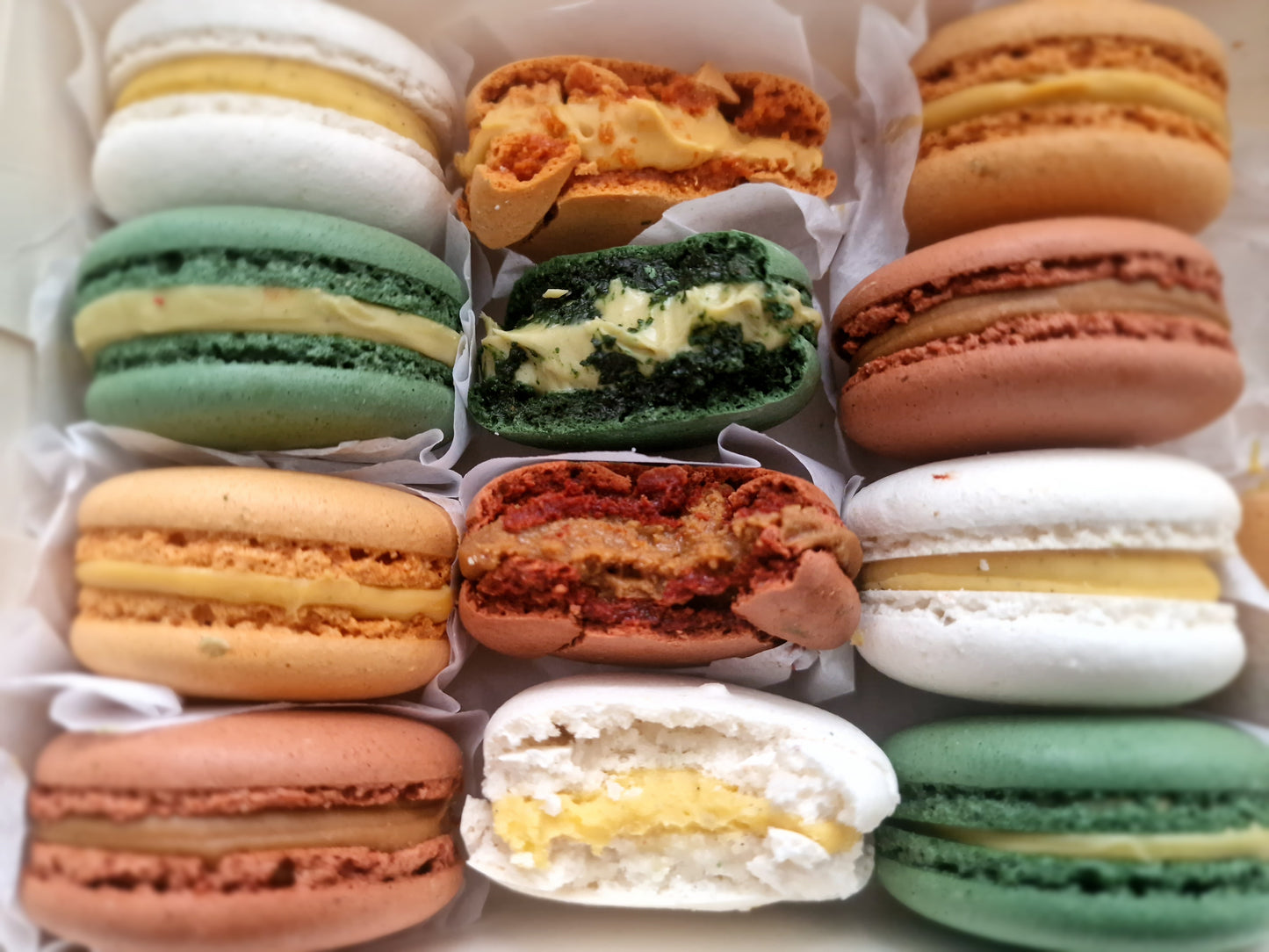 15 rijkgevulde macarons naar keuze.