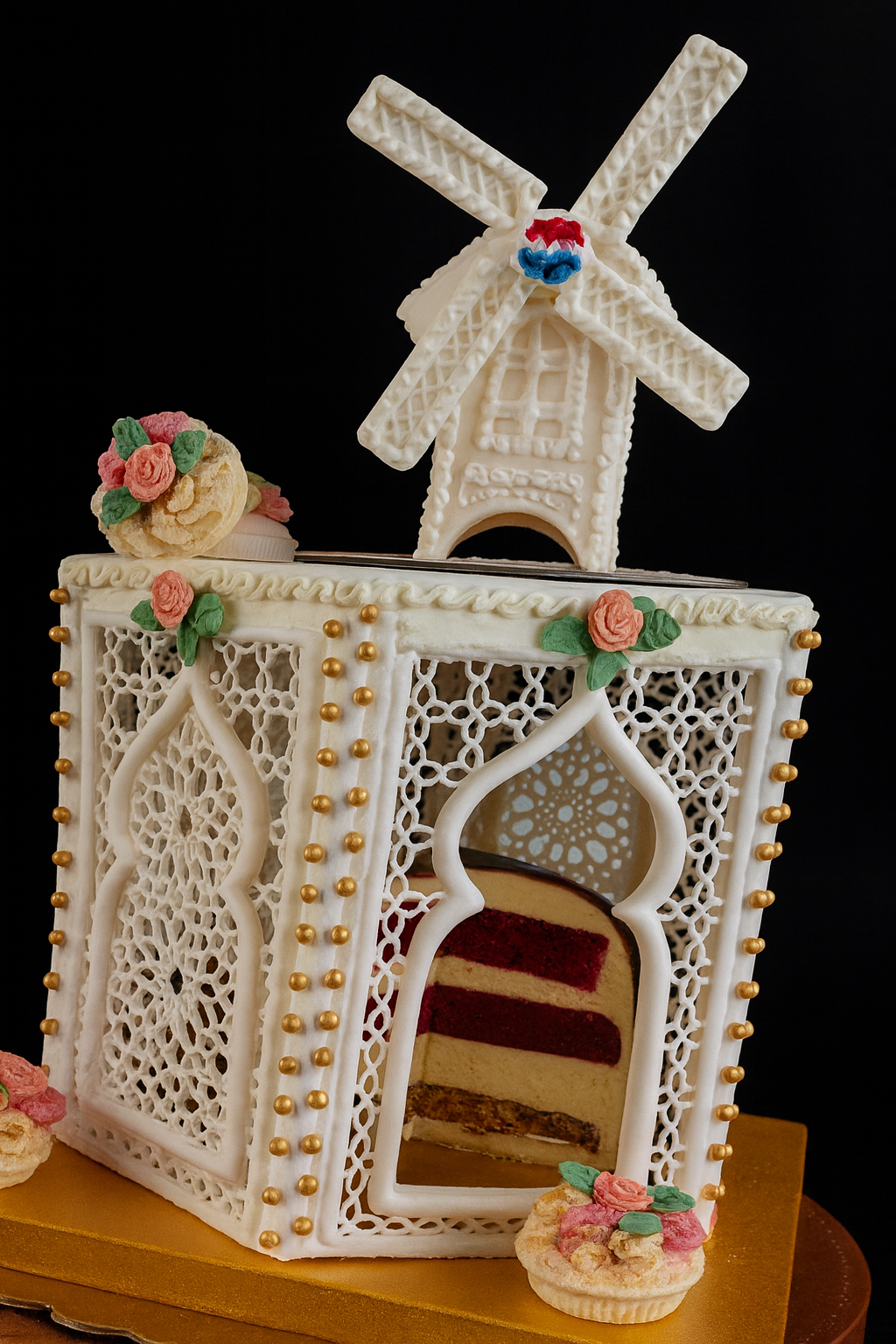 Uniek royal icing pronkstuk met chocolade spiegelglazuur taart