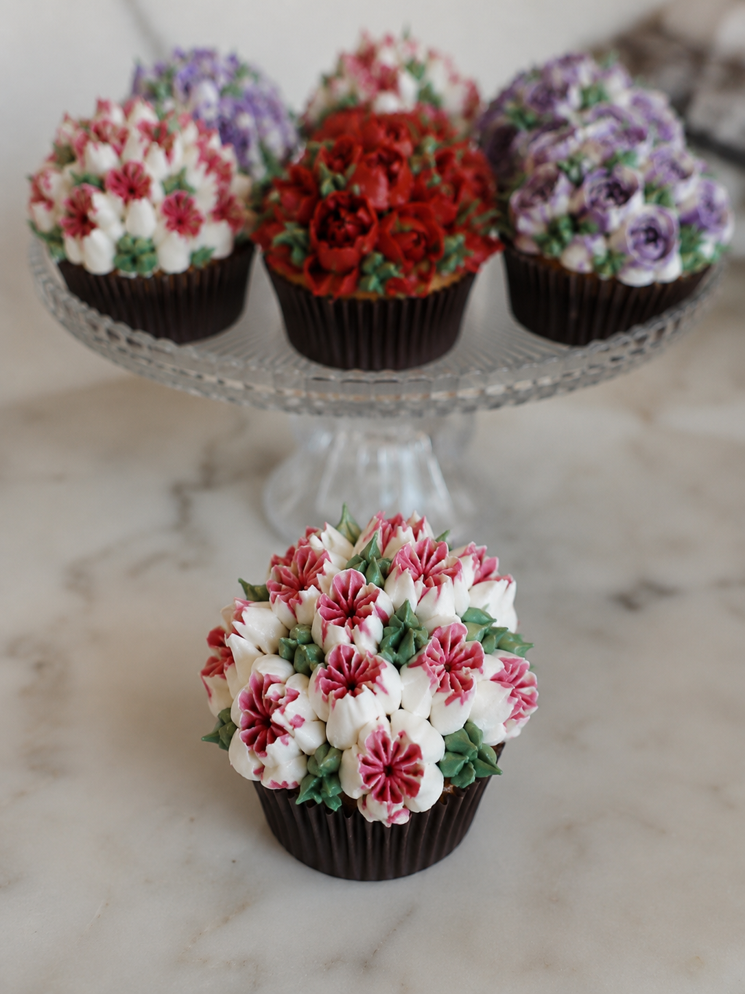 XL cupcakes, rijkgevuld en gedecoreerd met zefir bloemen